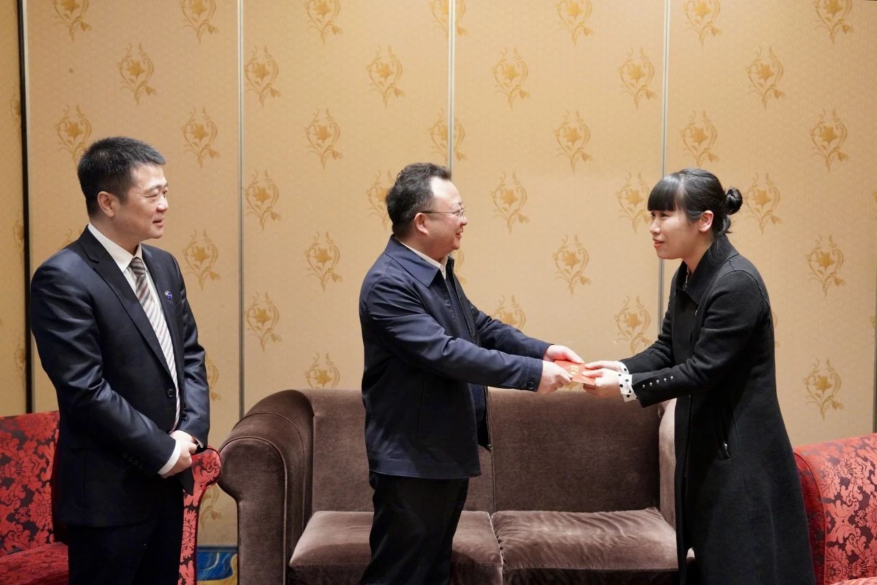 省国资委党委委员、副主任何政一行走访慰问省尊龙凯时集团生活困难党员