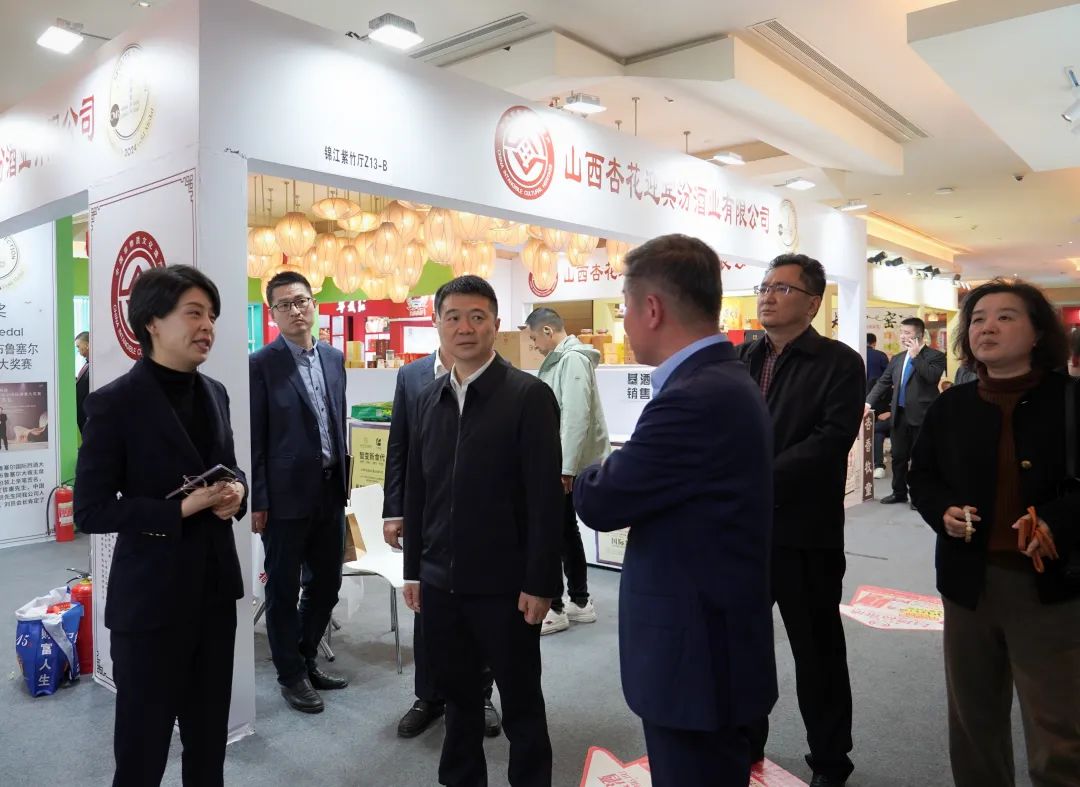 省尊龙凯时集团党委书记、董事长游勇率队到2025锦江宾馆春季酒类商务洽谈会现场检查指导重点工作